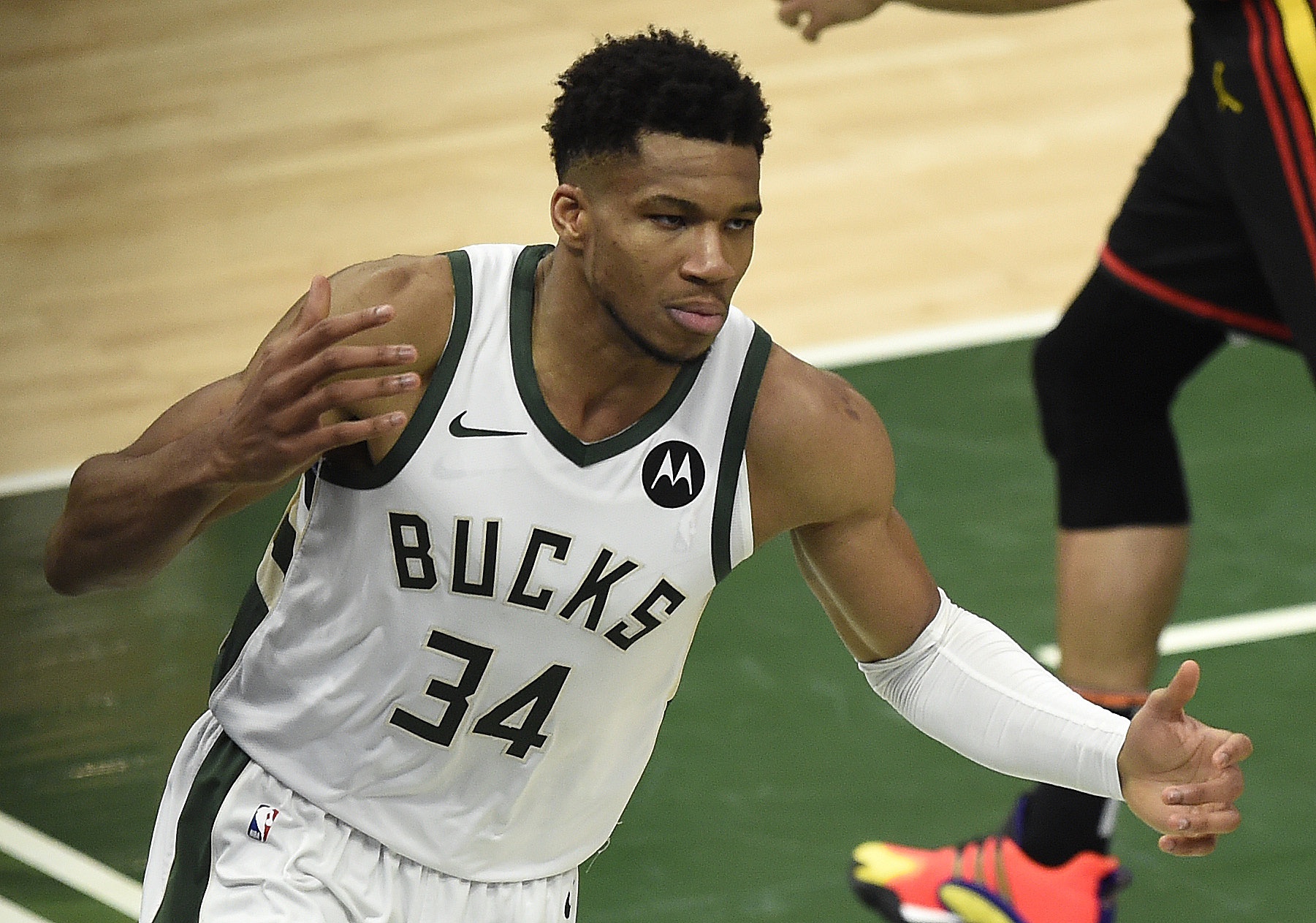 开云体育-字母哥重返赛场，大比分获胜首场状态出色，MAD观众沸腾！热度持续攀升-开云体育