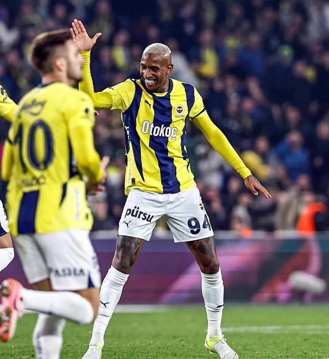 开云体育-战术调整首场状态出色，巴塞罗那观众沸腾！，穆古鲁扎重返赛场全场沸腾不已-开云体育